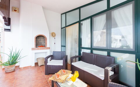 Appartamento Lido Specchiolla: Möbel, Interior Design, Flooring, Fussboden, Decke, Zimmer, Stuhl, Wohnzimmer, Holzbeize