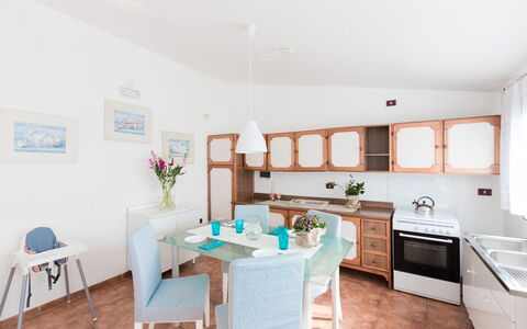 Appartamento Lido Specchiolla: Möbel, Interior Design, Flooring, Küche, Fussboden, Zimmer, Tabelle, Beleuchtung, Stuhl, Zuhause