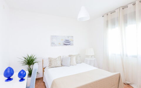 Appartamento Lido Specchiolla: Möbel, Bett, Interior Design, Schlafzimmer, Wand, Fussboden, Flooring, Holz, Bedding, Bettdecke