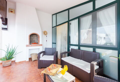 Appartamento Lido Specchiolla: Möbel, Interior Design, Flooring, Fussboden, Decke, Zimmer, Stuhl, Wohnzimmer, Holzbeize