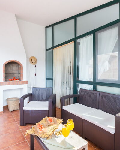 Appartamento Lido Specchiolla: Möbel, Interior Design, Flooring, Fussboden, Decke, Zimmer, Stuhl, Wohnzimmer, Holzbeize