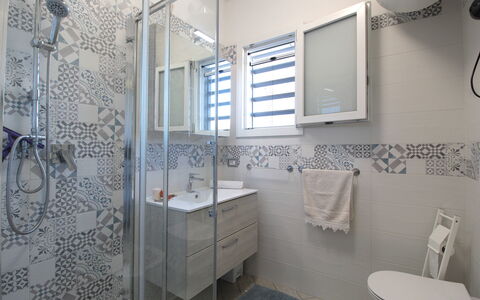 Villetta Elena, Ac, Wifi, Lido Degli Scacchi: Flooring, Fussboden, Armatur, Interior Design, Badezimmer, Fliese, Installation, Zimmer, Sinken, Decke