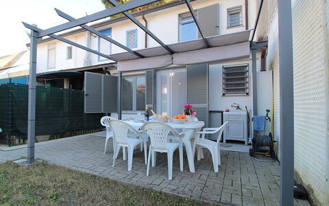 Villetta Elena, Ac, Wifi, Lido Degli Scacchi: Zuhause, Schatten, Markise, Balkon, Garten, Stuhl, Veranda, Outdoor Struktur, Daylighting, Deck