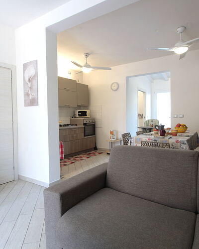 Villetta Elena, Ac, Wifi, Lido Degli Scacchi: Möbel, Interior Design, Flooring, Fussboden, Couch, Holz, Zimmer, Decke, Wohnzimmer, Wohnung