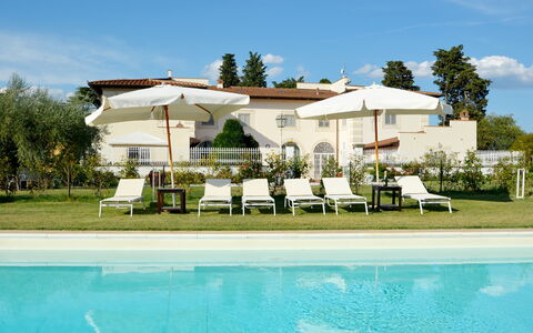 Villa Yvonne: Schwimmbad, Resort, Estate, Gartenmöbel, Garten, Sonnenliege, Rasen, Hazienda, Villa, Garten