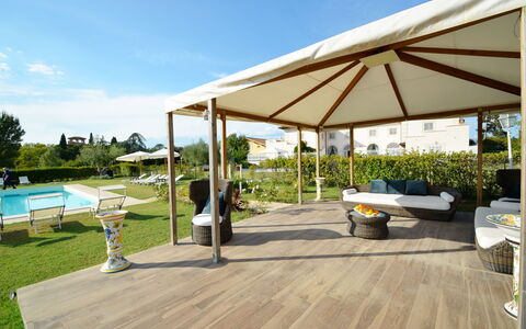 Villa Yvonne: Holz, Gartenmöbel, Flooring, Schatten, Garten, Gazebo, Fussboden, Möbel, Outdoor Struktur, Überdachung