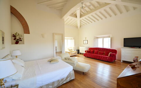 Villa Yvonne: Möbel, Interior Design, Bett, Wand, Flooring, Fussboden, Schlafzimmer, Decke, Zimmer, Bettdecke