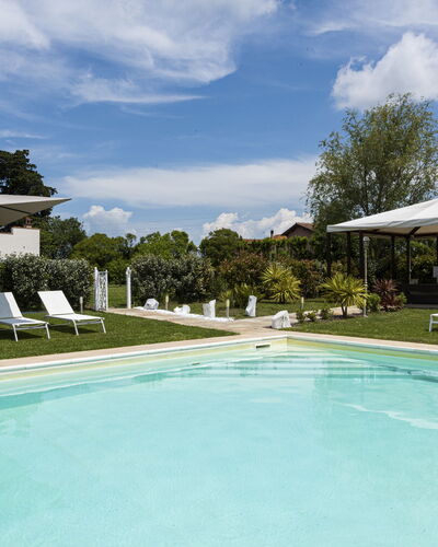 Villa Yvonne: Schwimmbad, Garten, Estate, Rasen, Hazienda, Resort, Landscaping, Villa, Garten, Hof