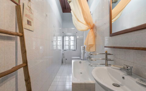 Ely Apartment In Villa, Wifi, Terricciola, Pisa: Armatur, Flooring, Wand, Interior Design, Badezimmer, Fussboden, Badewanne, Decke, Installation, Beleuchtung