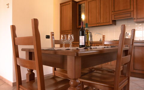 Violet Residence In Orosei: Möbel, Holz, Flooring, Tabelle, Küche & Esszimmer Tisch, Interior Design, Braun, Fussboden, Esszimmer, Stuhl