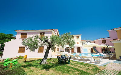 Violet Residence In Orosei: Schwimmbad, Wohngebiet, \Stadt, Resort, Estate, Menschliche Siedlung, Gartenmöbel, Zuhause, Wohnung, Hazienda