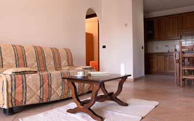 Appartamento Bidderosa: Möbel, Interior Design, Flooring, Holz, Fussboden, Zimmer, Wohnung, Holzboden, Holzbeize, Wohnzimmer