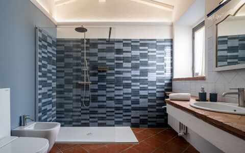 Montaione Country House Amarrante, Pool, Ac: Flooring, Fussboden, Interior Design, Badezimmer, Armatur, Fliese, Verbundwerkstoff, Installation, Decke, Keramik