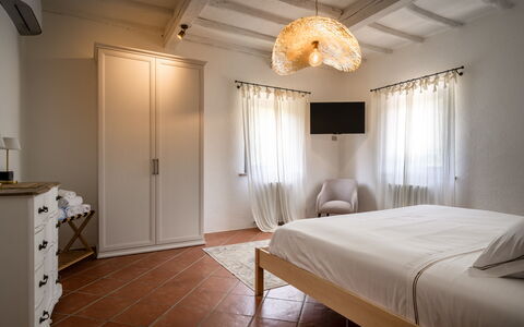 Montaione Country House Amarrante, Pool, Ac: Bett, Schlafzimmer, Möbel, Interior Design, Bettdecke, Holz, Fussboden, Bedding, Flooring, Decke