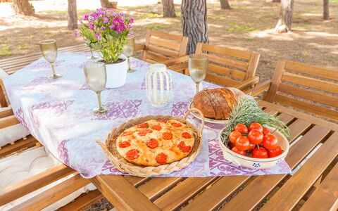 Villa Pallino: Möbel, Tabelle, Geschirr, Tischdecke, Essen, Gartenmöbel, Tisch Im Freien, Linens, Dessert, Frühstück