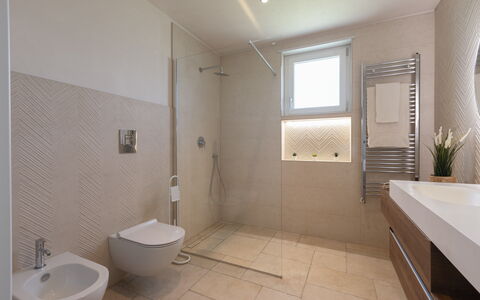 Villa Pallino: Flooring, Badezimmer, Wand, Armatur, Interior Design, Fussboden, Decke, Zapfhahn, Fliese, Installation