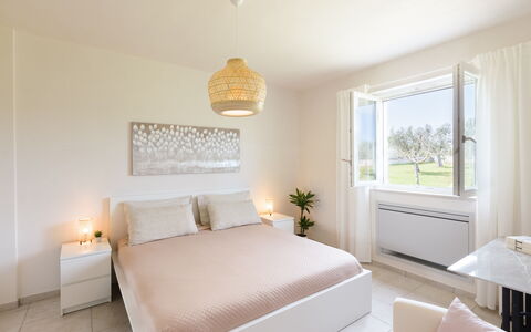 Villa Pallino: Bett, Möbel, Interior Design, Schlafzimmer, Bedding, Wand, Bettdecke, Fussboden, Flooring, Decke