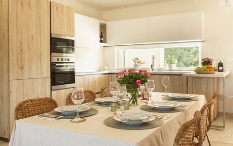 Villa Pallino: Möbel, Interior Design, Küche, Countertop, Holz, Cabinetry, Küchengerät, Geschirr, Flooring, Küche & Esszimmer Tisch