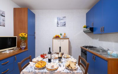 On The Sea San Foca,wifi, Ac: Wohnung, Zimmer, Stuhl, Zimmerpflanze, Hotel, Cabinetry, Vorhang