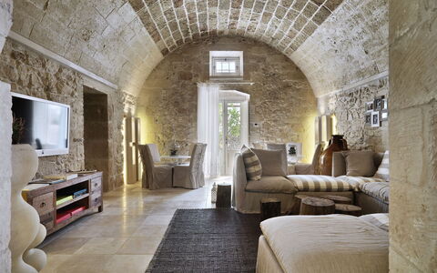 Masseria Capasa: Möbel, Wand, Interior Design, Flooring, Couch, Decke, Fussboden, Wohnzimmer, Beleuchtung, Stuhl