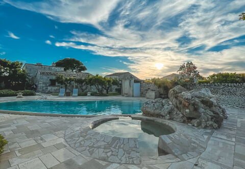Masseria Capasa: Flagstone, Water Feature, Fliese, Landscaping, Schwimmbad, Brunnen