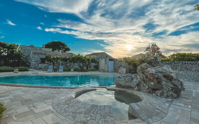 Masseria Capasa: Flagstone, Water Feature, Fliese, Landscaping, Schwimmbad, Brunnen