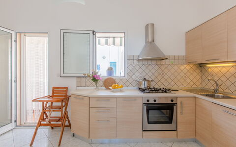 Vista Mare Da Rossella: Küche, Countertop, Küchengerät, Interior Design, Flooring, Möbel, Major Appliance, Holz, Fussboden, Cabinetry