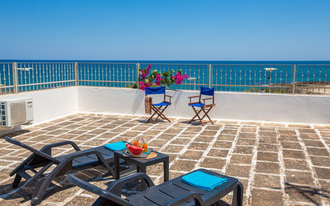 Vista Mare Da Rossella: Blau, Möbel, Fussboden, Flooring, Stuhl, Tabelle, Meer, Ozean, Gartenmöbel, Resort