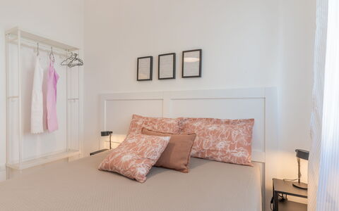 Casa Olimpo: Möbel, Bett, Interior Design, Schlafzimmer, Bedding, Wand, Bettdecke, Linens, Zimmer, Fussboden