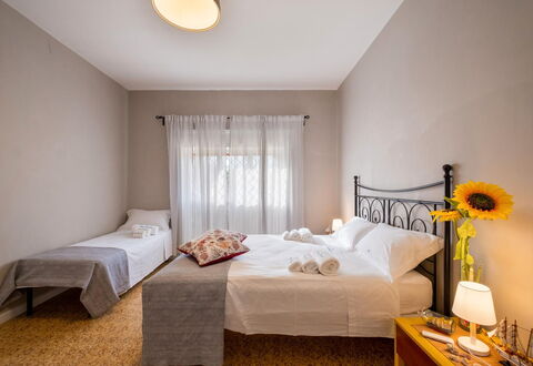 Sunshine Escape Villa In Porto Cesareo, Wi-fi, Ac: Bett, Schlafzimmer, Interior Design, Bedding, Bettdecke, Fussboden, Linens, Möbel, Zimmer, Flooring