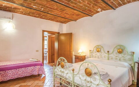 La Fiumara: Möbel, Interior Design, Fussboden, Flooring, Decke, Bett, Linens, Schlafzimmer, Bettrahmen, Zimmerpflanze