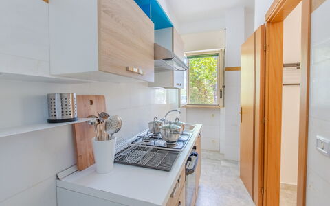 Villa Asami: Küche, Major Appliance, Countertop, Holz, Flooring, Küchengerät, Interior Design, Fussboden, Cabinetry, Spüle
