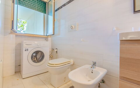 Villa Asami: Badezimmer, Flooring, Interior Design, Armatur, Fussboden, Toilette, Toilleten Sitz, Sinken, Zapfhahn, Bad Sink