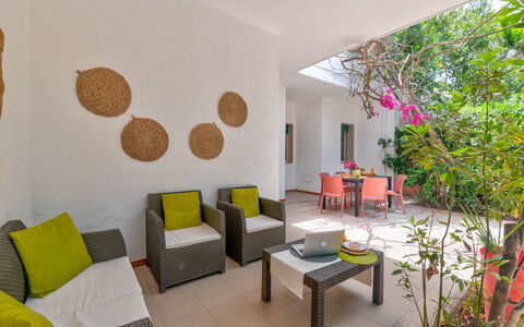Villa Coralia: Möbel, Flooring, Interior Design, Fussboden, Stuhl, Decke, Zimmer, Wohnzimmer, Zimmerpflanze, Küche & Esszimmer Tisch