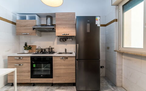 Villa Coralia: Küchengerät, Küche, Major Appliance, Cabinetry, Countertop, Holz, Möbel, Interior Design, Haushaltsgerät, Flooring