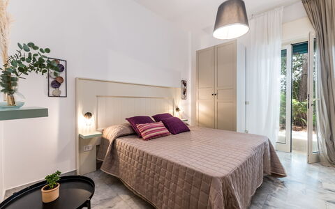 Villa Coralia: Interior Design, Möbel, Flooring, Decke, Schlafzimmer, Textil, Fussboden, Zimmer, Zuhause, Bett