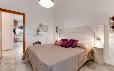 Villa Coralia: Möbel, Interior Design, Bett, Flooring, Schlafzimmer, Holz, Fussboden, Decke, Zimmer, Bettdecke