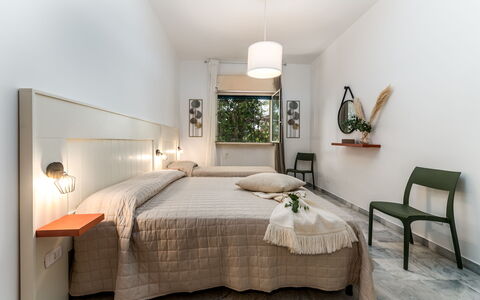 Villa Coralia: Interior Design, Möbel, Bett, Schlafzimmer, Wand, Flooring, Decke, Holz, Bettdecke, Bedding