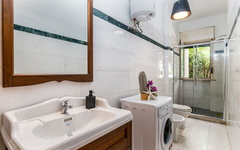 Villa Coralia: Interior Design, Armatur, Flooring, Sinken, Badezimmerschrank, Zapfhahn, Badezimmer, Fussboden, Installation, Zuhause