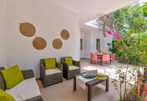 Villa Coralia: Möbel, Flooring, Interior Design, Fussboden, Stuhl, Decke, Zimmer, Wohnzimmer, Zimmerpflanze, Küche & Esszimmer Tisch