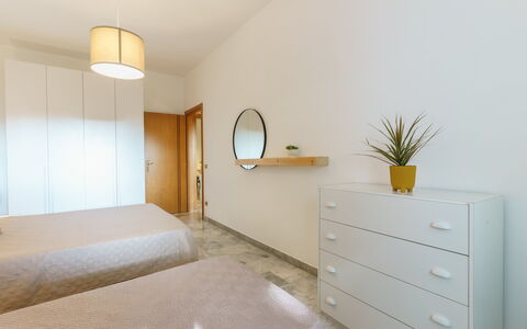 Villa Nami: Flooring, Interior Design, Wand, Holz, Fussboden, Möbel, Decke, Bett, Schlafzimmer, Beleuchtung