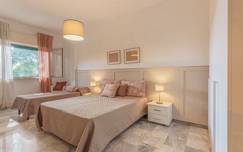 Villa Nami: Möbel, Interior Design, Flooring, Fussboden, Bett, Schlafzimmer, Decke, Holz, Zimmer, Textil