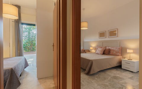 Villa Nami: Interior Design, Flooring, Fussboden, Holz, Decke, Zimmer, Möbel, Schlafzimmer, Bett, Beleuchtung