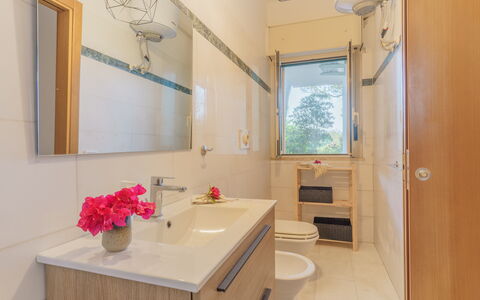 Villa Nami: Badezimmer, Armatur, Interior Design, Flooring, Bad Sink, Fussboden, Badezimmerschrank, Spiegel, Sinken, Zapfhahn