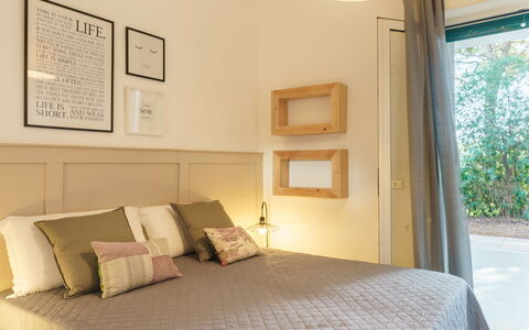 Villa Nami: Bett, Möbel, Interior Design, Schlafzimmer, Bedding, Wand, Bettdecke, Holz, Zimmer, Decke