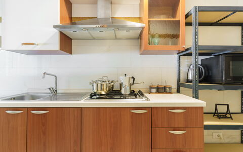 Villa Nami: Küchengerät, Küche, Countertop, Major Appliance, Cabinetry, Herd, Herd, Gasherd, Holz, Spüle
