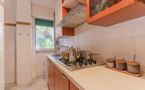 Villa Nami: Küche, Küchengerät, Countertop, Major Appliance, Holz, Flooring, Interior Design, Spüle, Fussboden, Cabinetry