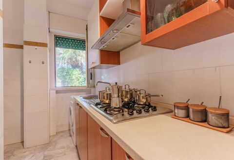 Villa Nami: Küche, Küchengerät, Countertop, Major Appliance, Holz, Flooring, Interior Design, Spüle, Fussboden, Cabinetry