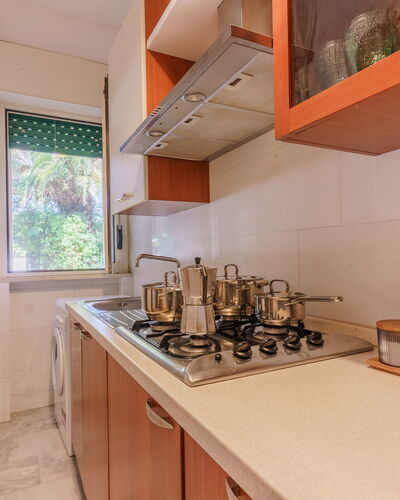 Villa Nami: Küche, Küchengerät, Countertop, Major Appliance, Holz, Flooring, Interior Design, Spüle, Fussboden, Cabinetry