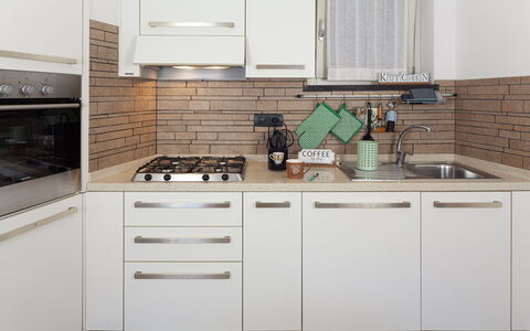 Ca Du Checcu: Küche, Küchengerät, Countertop, Major Appliance, Cabinetry, Herd, Haushaltsgerät, Herd, Holz, Interior Design